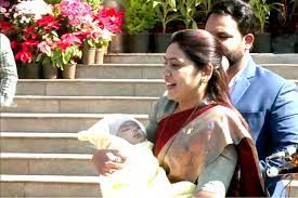 NCP MLA Saroj Babulal Ahire arrives at Maharashtra Assembly with newborn  baby | 'मेरे बच्चे की तरह जनता के सवाल भी हैं जरूरी', दुधमुंहे को गोद में  लेकर महाराष्ट्र विधानसभा ...